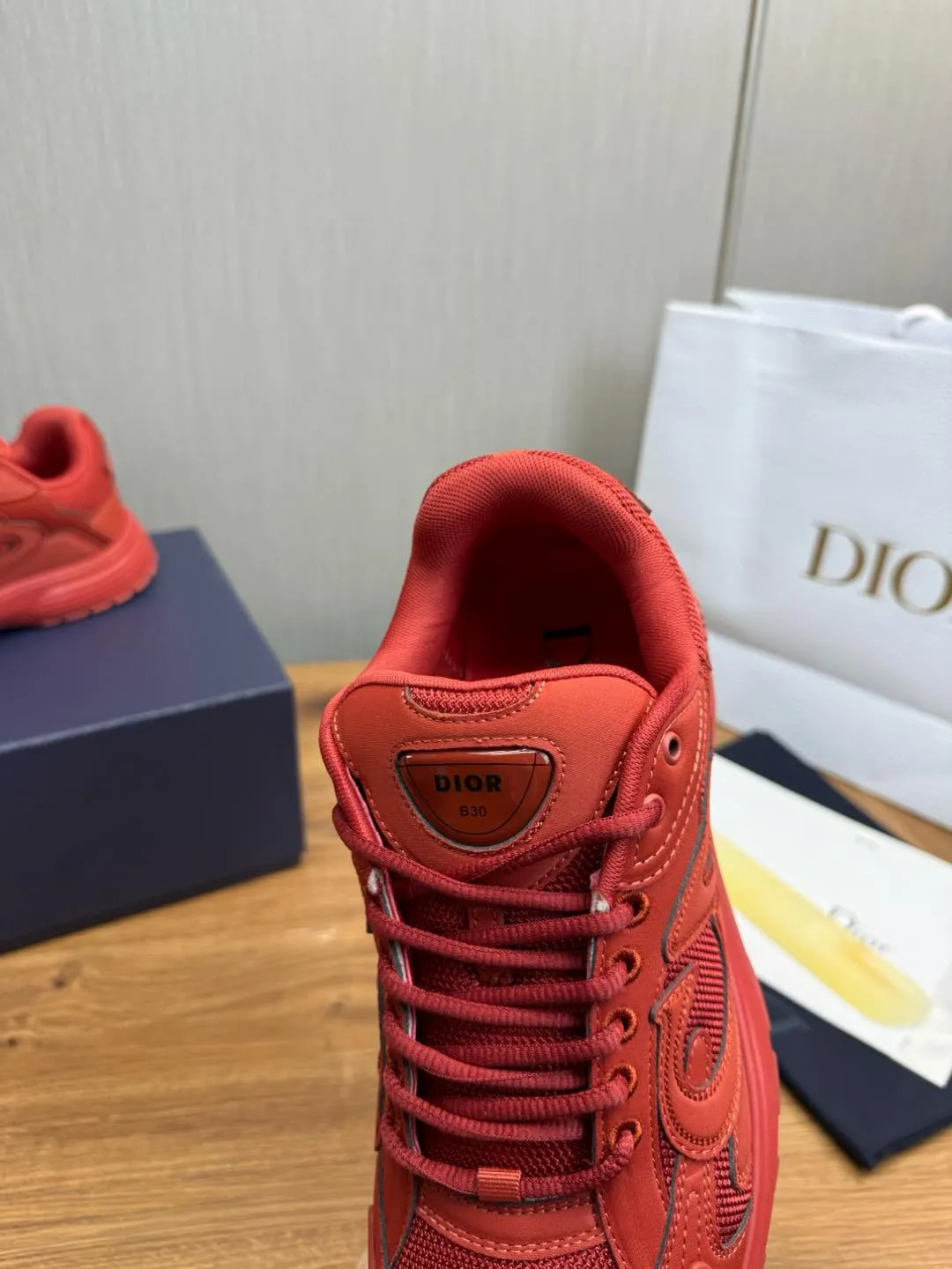 Men's men's shoes 💰740💰 D's Dior ~ New B30 Couple 👫 low-top sneakers ✅ are carefully made of gray mesh fabric and white technical fabric, decorated with reflective "CD30" graphic logo, and "DIO ~ B30" and "CD30" logos on the heel and tongue. An extra-light, sculpted rubber sole with signature accents adds style, while internal stretch details create ideal comfort. It can be matched with various casual styles to show the fashionable and modern sports style〰️ Size: 35-40 (customized at 40 for women) 39-45 (customized at 38.45 for men)